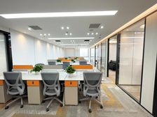 通用国际中心 4房间+24工位 此房急租 一口价2.4万