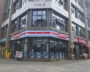 业主缺钱,急售小区口(红旗连锁)年租25万,15米转角广告面