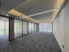 公司的房子,3加1格局18个工位,每个房间都很大,双面采光。