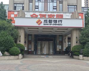 房东包税急售,年收29万,成都银行承租,8年租约,产权清晰。