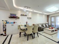 客厅朝南带阳台,简单装修 ,采光充足,视野开阔