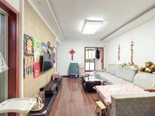 地铁口300米、满五 环境好绿化40 视野开阔