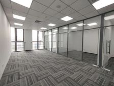 京东商圈,地铁200米,特价急租,24空调,含物业发票