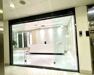 单价6500 全新精装带家具 电梯口双面采光 可打广告