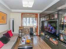 精装三房,拎包即入住,看房方便,小区花园位置,周边配套齐全!