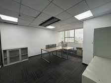 实拍!三阳地铁口 243平精装修 61户型 随时可看 东岭