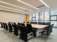 新华国际广场1045平米全新精装修净高3米对电梯