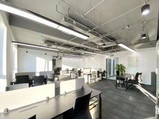 望京诚盈中心 精装修带家具 方正户型 地铁 随时起租