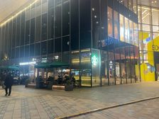 滨江龙湖天街,江汉路地铁口拐角商铺,星巴克承租,一年,50万