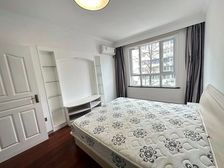 新出笋盘,徐家汇中心地段,飞机户型2房2厅,小高层带电梯。