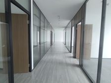 经开区地铁口 联合金融大厦 精装修多隔断 户型方正 采光通透