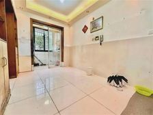 地铁口大三房!总价低!看房随时有钥匙!房东急售!房子税少