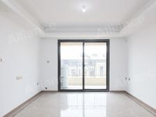 亏本30w急售,顶楼带阁楼 三开间朝南 视野开阔 精装未住