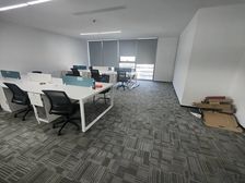 余杭万通中心新出高区整层精装,家具齐全,配套成熟,无转让费