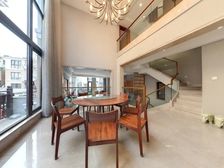 御湖熙岸东区:上下四层东边户别墅.带L型大花园. 含双车库!