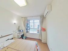 王港板块近卡园 看房联系尹佳 南北西直通三房一厅 中间楼层