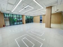 真房!一层带小花园能烧烤!房间大落地窗!挑高高可进设备!