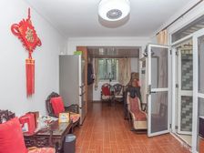 底楼两房,居家装修,看房随时方便,诚意好谈,带固定车位