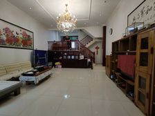 运乔嘉园 5室2厅3卫 地上三层