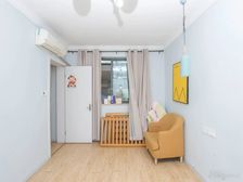 精装修拎包入住,双南双天井,送22平面积,带车位,固定车位!