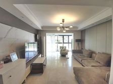 万达对面绿地中央广场)业主精装自住房出售,保养好!价格可谈。