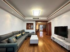 新出笋盘,小高层,送产权车位,位置安静,采光好,满五年诚售