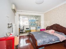 林塘花月下,别似一家春,高阁逼诸天,登临近日边。