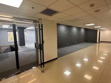 业主直租 硅谷亮城800平独立半层 超大前台 东南采光