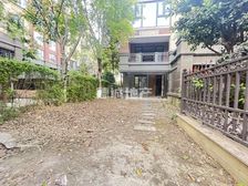 新上!端户带转角花园!实得380 ,朝南 ,带车库。