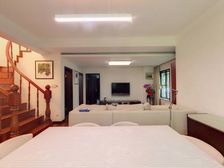 一复二叠加别墅,边套全明,前后大花园,两个固定车位。