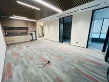 沈阳万科物业自持甲级写字间 地铁口 精装带隔断 超低价出租