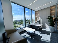 红宝石路和伊犁路双地铁,东银中心300平,双面采光