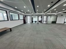 电梯口位置!朝东南!绿城绿园豪华装修600平米半层出租带家具