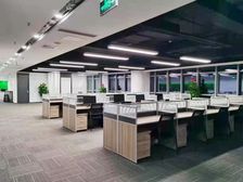 东港商务区!500平全新精装办公!可配家具!送车位!