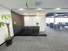 东港商务区!355平全新精装办公!送车位!