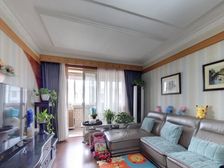 新上两房,客厅朝南带阳台,采光很好,满五年