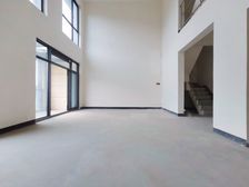 (好房推荐)刘家坪轻轨站旁,高品质小区,上叠带露台215万