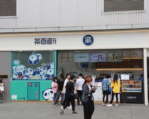 成都春熙路步行街,十字路口转角(茶百道)地铁口10米。
