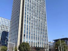 智慧园130平米朝南,带办公家具出租,两个隔间电梯口位置