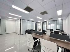 紧邻东部 轿辰大厦全新装修165平 朝南 三个隔间 领包入住