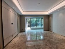 科技系统 交房两年 可直接网签 带有180平花园 能看房可租