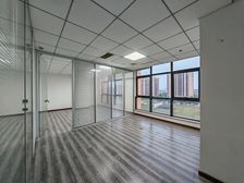 精装修 超长免租期 可以配置家具 免费停车