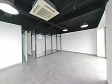 精装修 配家具 3个 免费停车