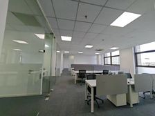 面积300平 精装带家具 免费停车 地铁口 大学城