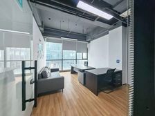 精装修带家具 4个 免费停车 可直接办公