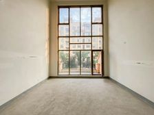 此房位于迎宾路上,别墅区围绕,有暖气