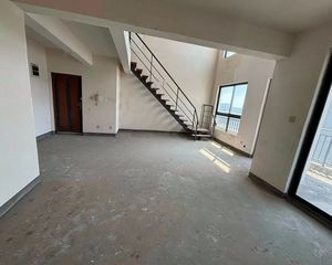 地铁口空中复试带露台送车位纯毛坯 一套在售 价格好谈
