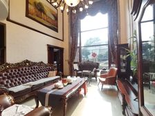 装修保持非常好的豪装独栋别墅,带多个大露台,带电梯,拧包入住