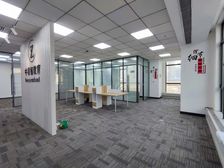 太原街双地铁口 甲级写字间 精装带隔断家具 含票 正对电梯