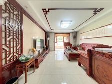 地铁精装修大两室两卫通透户型。